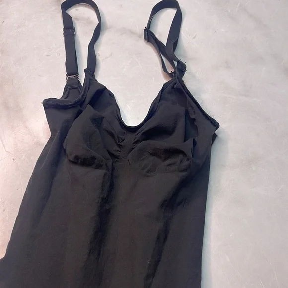SKIMS Seamless Sculpt Mid Thigh Bodysuit NWOT - Picture 3 of 5